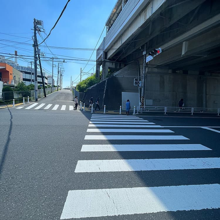 04 信号を渡ります。