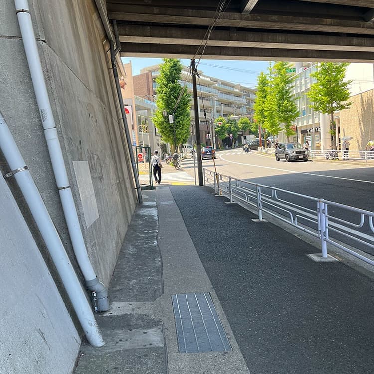05 信号を渡り右に。高架下を進みます。