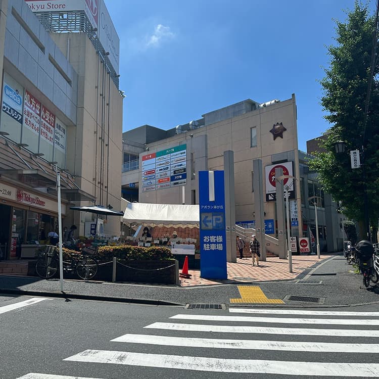 06 高架下をくぐり抜けると左手に東急ストアがあります。