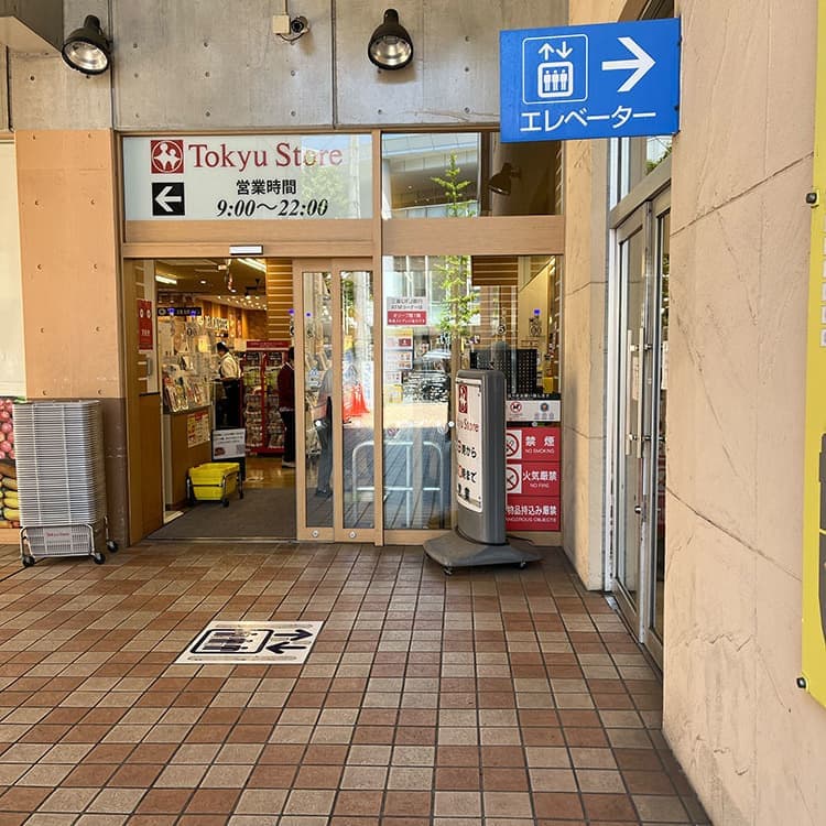 09 エレベーターに向かいます。