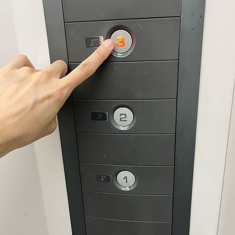 10 エレベーターで3階まで進みます。