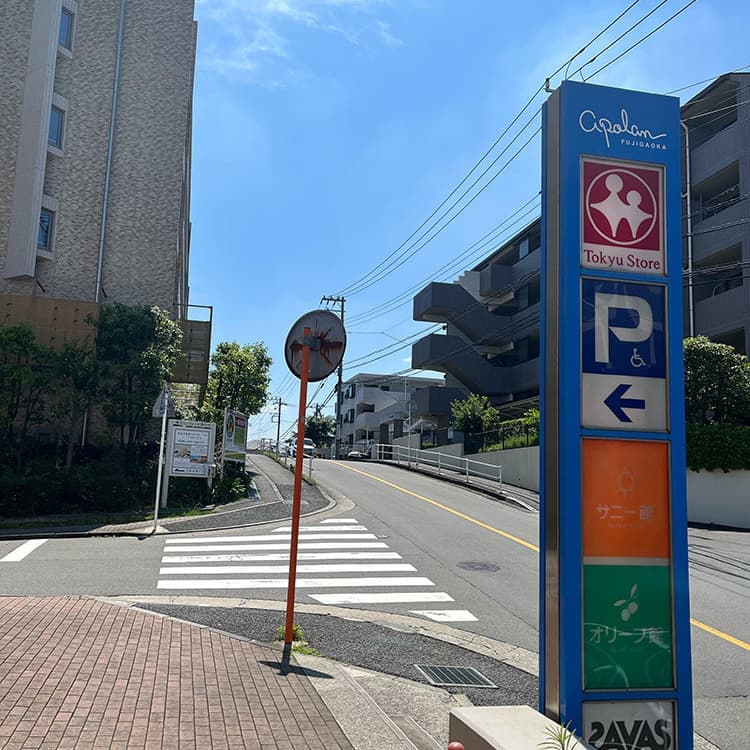 15 出ましたら、右手の道をまっすぐ進みます。