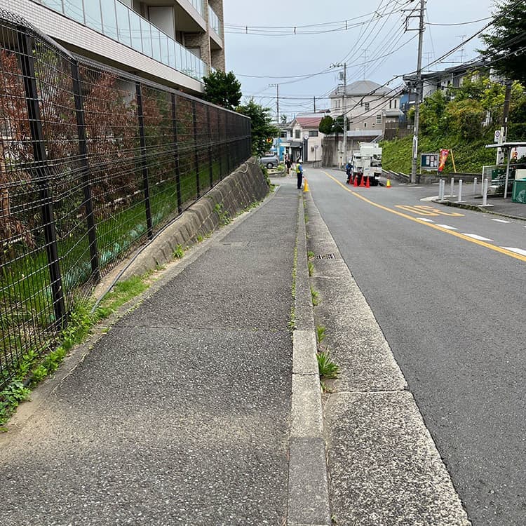 16 道なりに進みます。