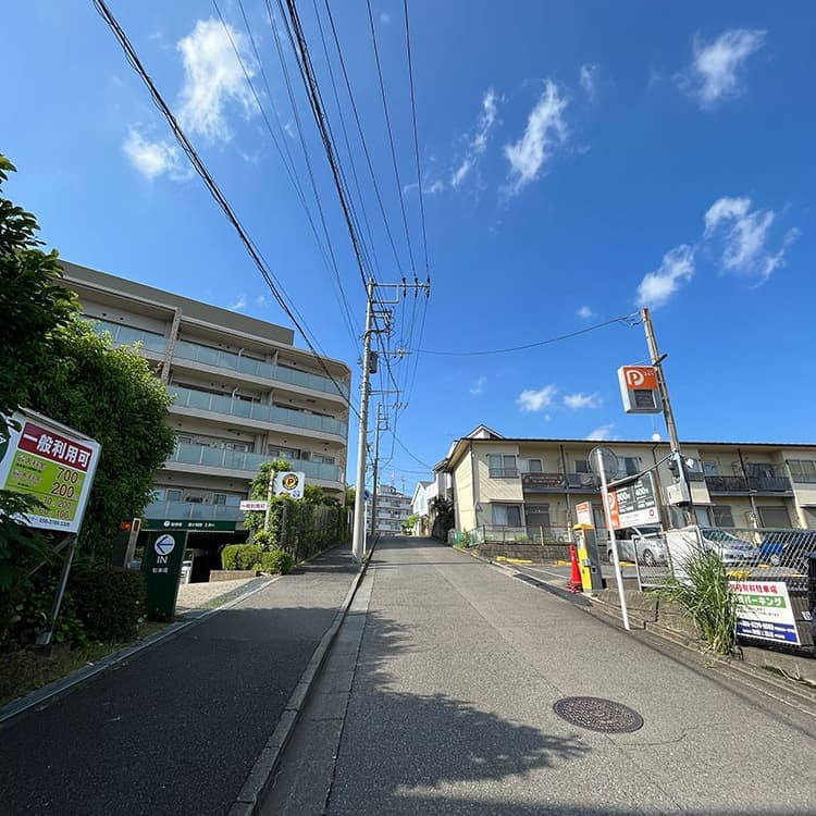 18 道なりに進みます。