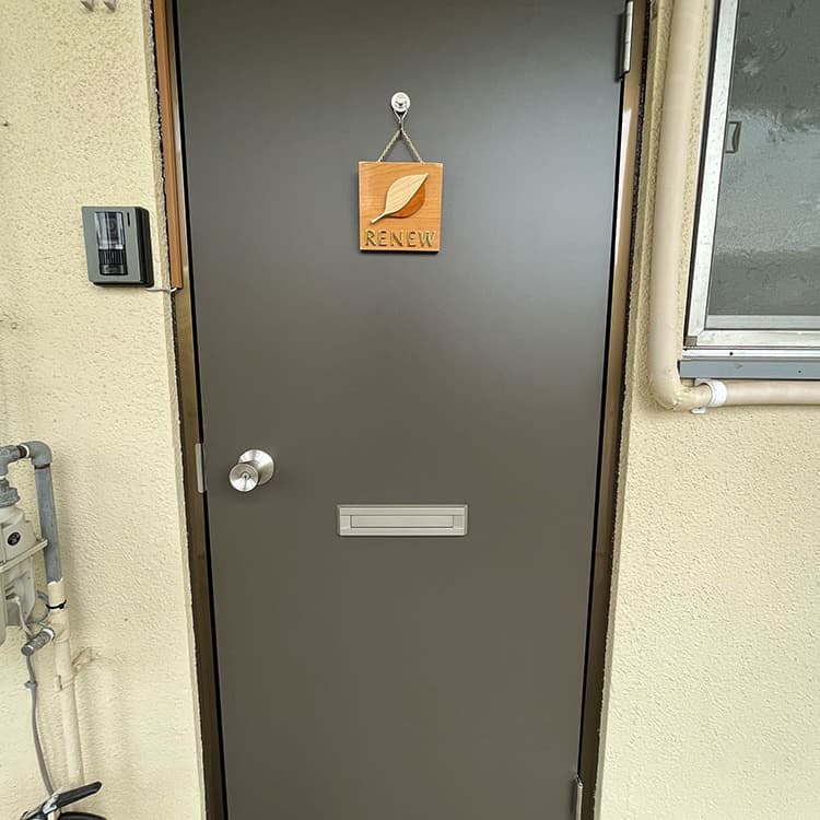 20 2階1番手前のお部屋です。RENEWのドアプレートが目印です。